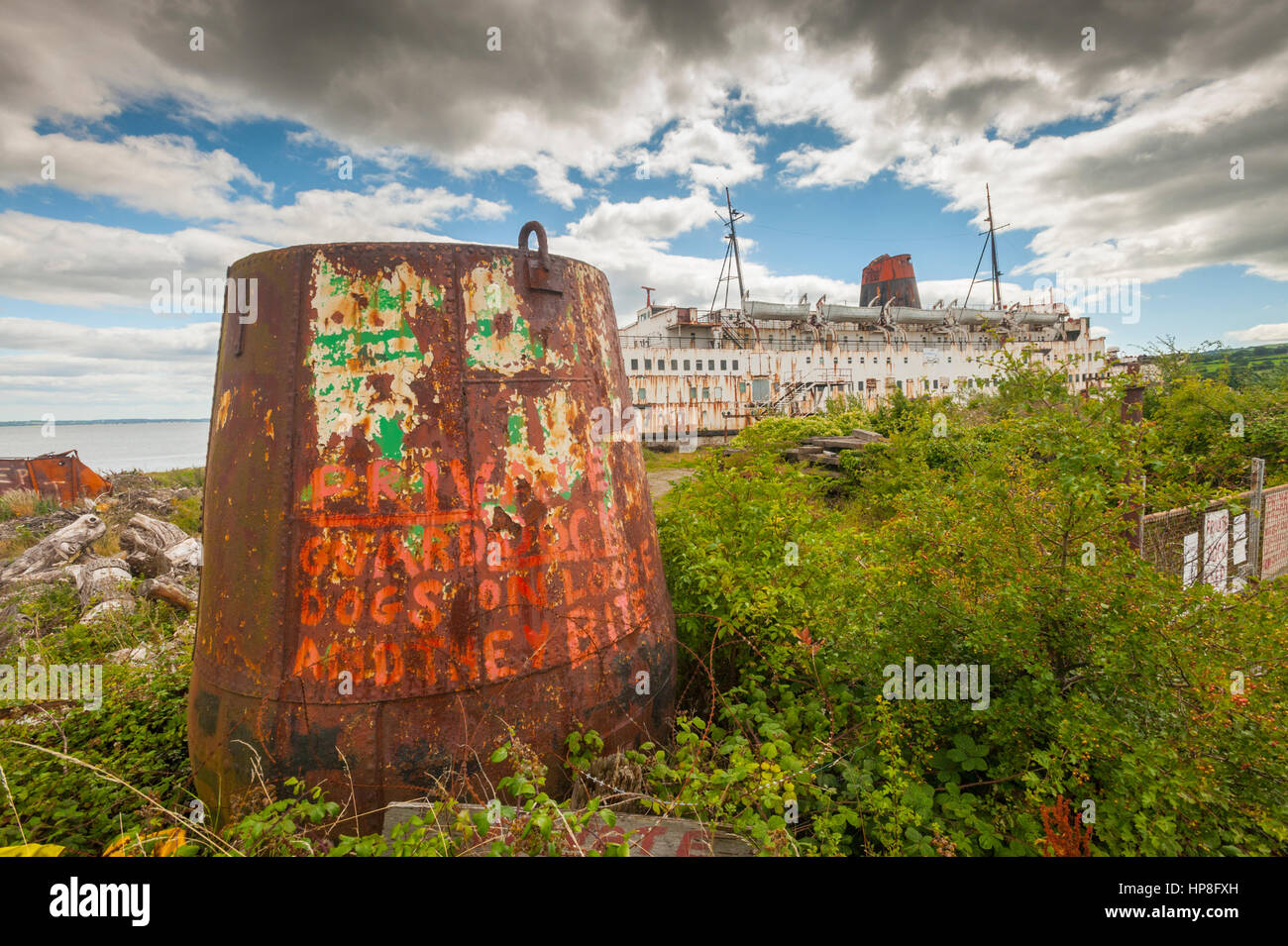 Der Duke of Lancaster, auch bekannt als das Spaß-Schiff angedockt und auf Grund bei Holywell Nord-Wales. Stockfoto