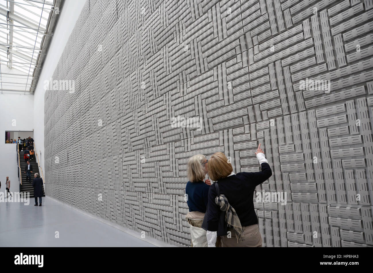Besucher schauen Sie sich die Arbeit des Künstlers Thomas Bayrle an der Documenta 13 Kunstausstellung am 15. Juli 2012 in Kassel (Deutschland). | weltweite Nutzung Stockfoto