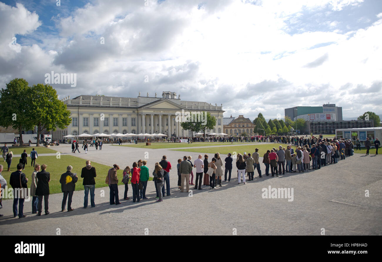 Umsomehr am 15. September 2012 in einer langen Reihe wartet das Museum Fridericianum in Kassel während der Kunstausstellung Documenta 13 eingeben. | weltweite Nutzung Stockfoto