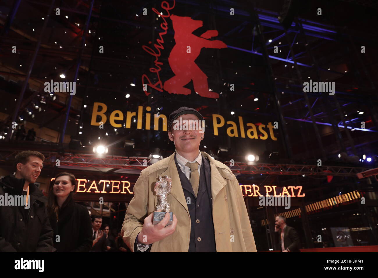 Berlin, Deutschland. 18. Februar 2017. Österreichische Schauspieler Georg Friedrich erhält den silbernen Bären Award als bester Schauspieler bei den 67. Internationalen Filmfestspielen Berlin in Berlin, Deutschland, 18. Februar 2017. 18 Filme lief im Wettbewerb der Berlinale Filmfestspiele. Foto: Jörg Carstensen/Dpa/Alamy Live News Stockfoto