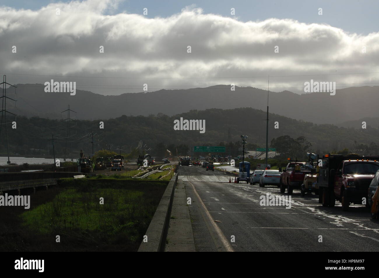 Novato, Kalifornien, USA. 18. Februar 2017. Autobahn CA-37 zwischen San Rafael und Vallejo in bedeutenden Bau zu löschen und die Überflutung von Northern California letzten gewaltigen Stürme zu reparieren. CA-37 am CA-101 wurde für zwei Wochen wegen Überschwemmung geschlossen. Bildnachweis: Peter Graham/Alamy Live-Nachrichten Stockfoto