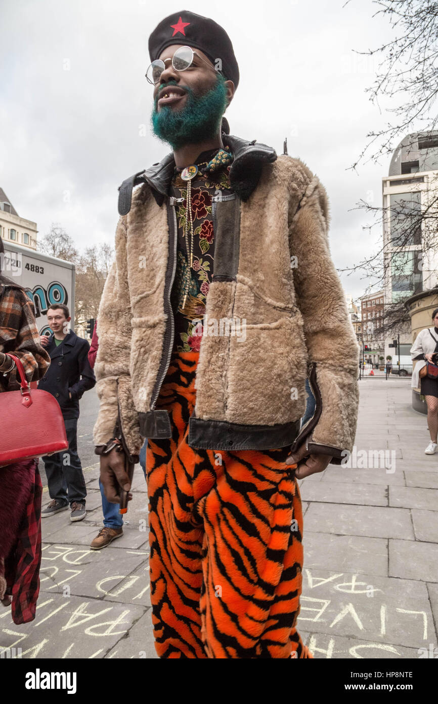 London, UK. 19. Februar 2017. London Fashion Week sieht Gäste, Designer und Mode-Studenten, die ankommenden tragen personalisiert Mode-Kreationen für die verschiedenen Veranstaltungen. © Guy Corbishley/Alamy Live-Nachrichten Stockfoto