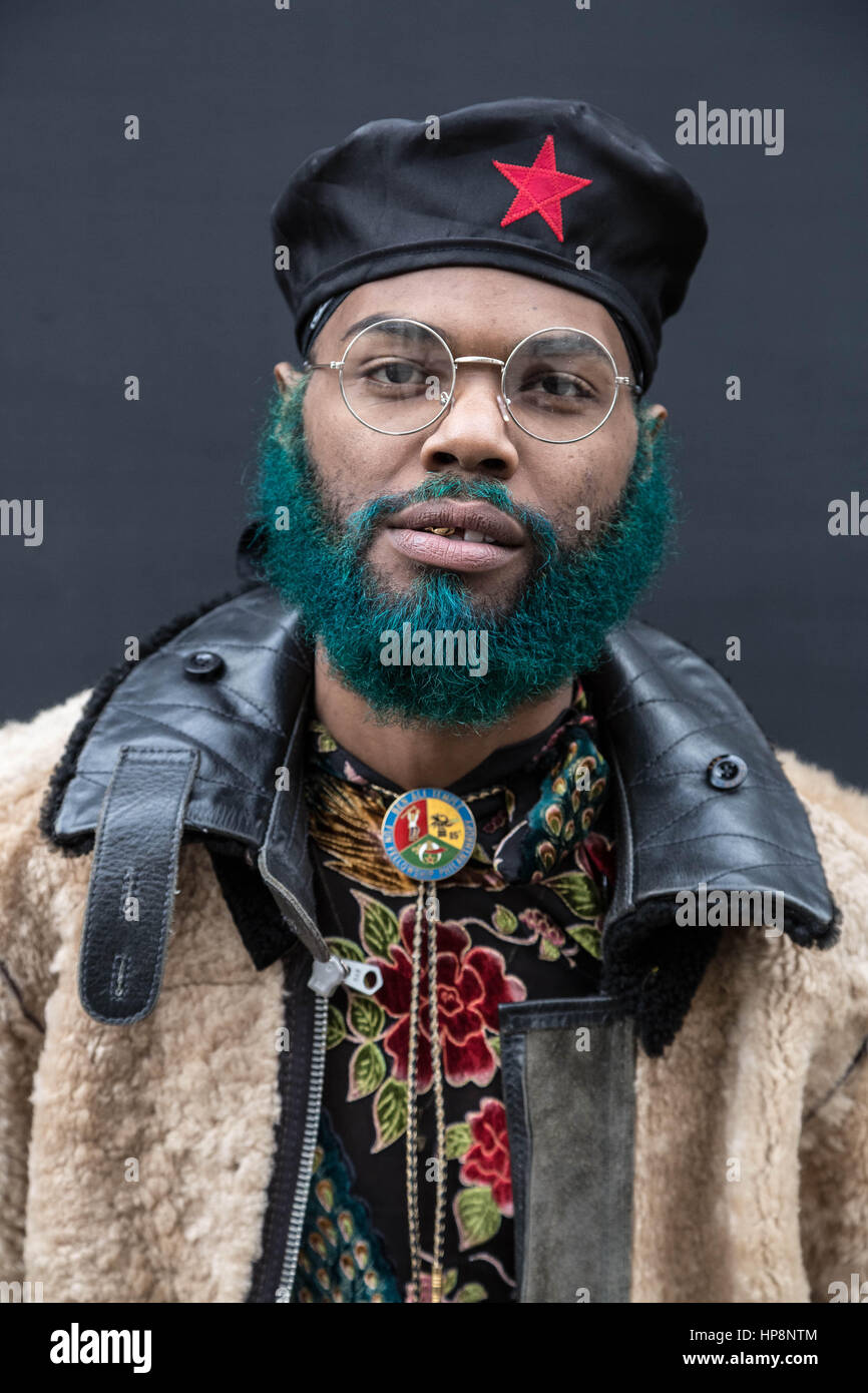 London, UK. 19. Februar 2017. London Fashion Week sieht Gäste, Designer und Mode-Studenten, die ankommenden tragen personalisiert Mode-Kreationen für die verschiedenen Veranstaltungen. © Guy Corbishley/Alamy Live-Nachrichten Stockfoto