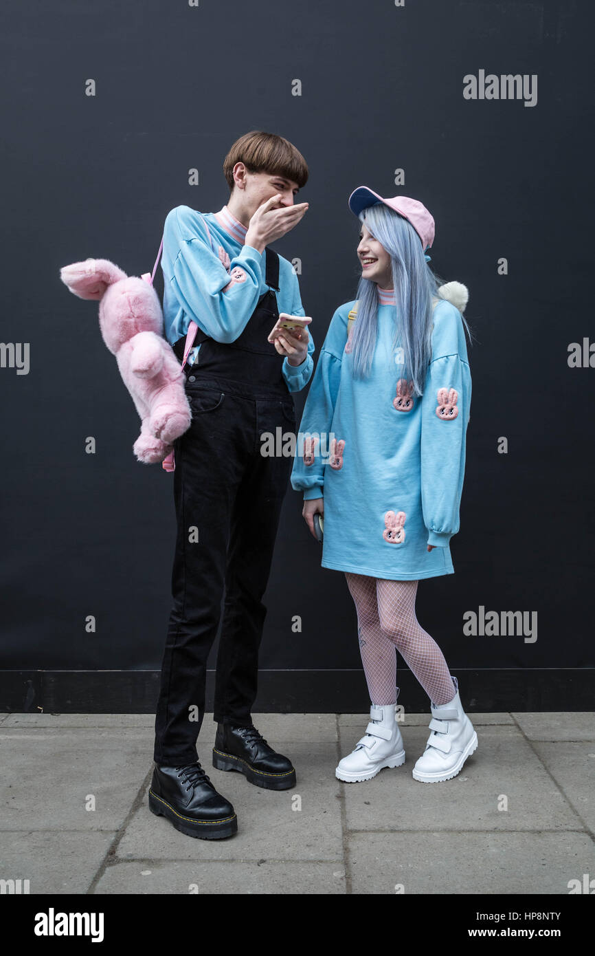 London, UK. 19. Februar 2017. London Fashion Week sieht Gäste, Designer und Mode-Studenten, die ankommenden tragen personalisiert Mode-Kreationen für die verschiedenen Veranstaltungen. © Guy Corbishley/Alamy Live-Nachrichten Stockfoto