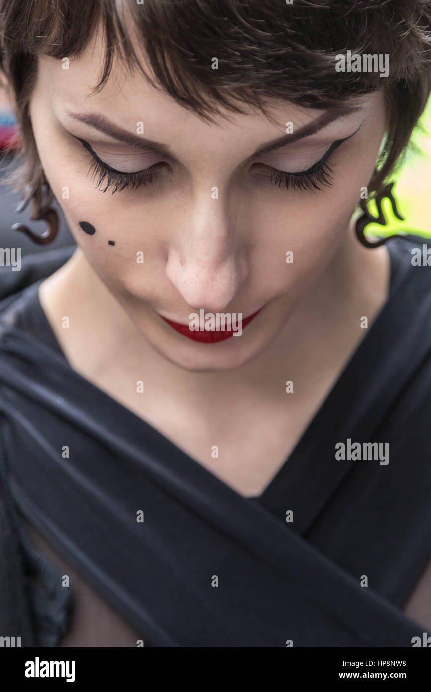 London, UK. 19. Februar 2017. London Fashion Week sieht Gäste, Designer und Mode-Studenten, die ankommenden tragen personalisiert Mode-Kreationen für die verschiedenen Veranstaltungen. © Guy Corbishley/Alamy Live-Nachrichten Stockfoto