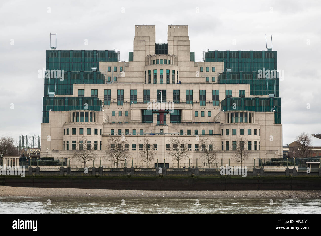 London, UK. 19. Februar 2017. Das SIS Gebäude oder MI6 Gebäude in Vauxhall Cross. Hauptquartier des britischen Secret Intelligence Service (SIS, MI6). Bildnachweis: Guy Corbishley/Alamy Live-Nachrichten Stockfoto
