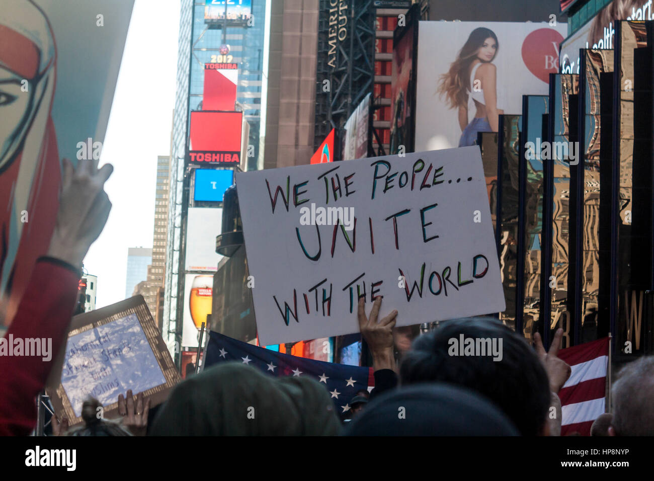 New York City, USA. 19. Februar 2017. Demonstranten auf der "I Am A Muslim Too"-Kundgebung am Times Square. Die Veranstaltung wurde organisiert, um Solidarität mit den Muslimen und die Politik der Regierung von Präsident Trump zu protestieren. Bildnachweis: Ward Pettibone/Alamy Live-Nachrichten. Stockfoto