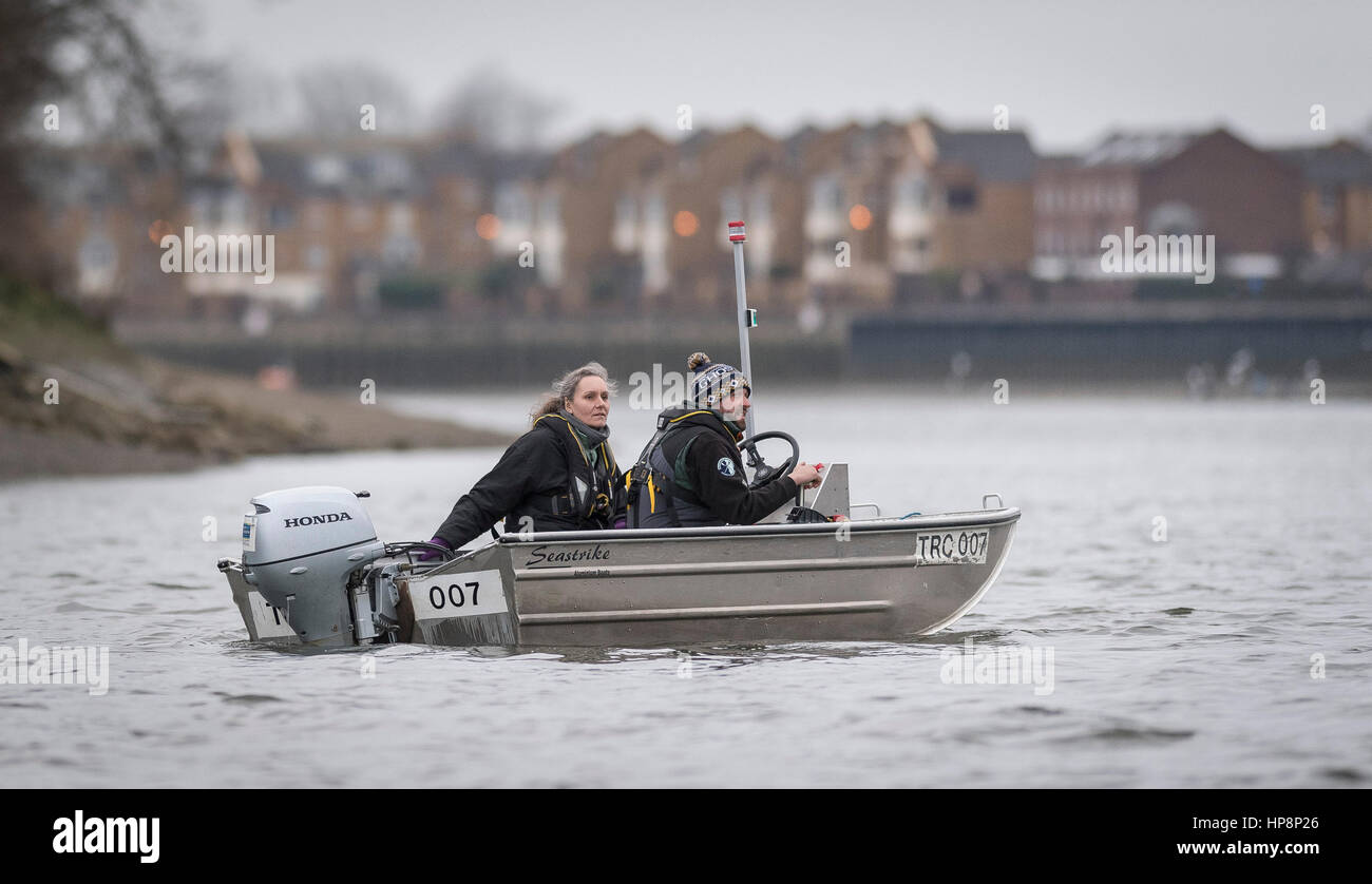 19.02.2017 Boot Rennen Befestigung. Oxford University Women Boat Club V University of London Boat Club. Als Vorbereitung für die The Cancer Research UK Regatten beteiligen Oxford und Cambridge Clubs sich eine Reihe von Vorrichtungen gegen andere Vereine. Crew-Liste:-CUWBC (Light Blue Tops) b) Claire Lambe; (2) Kirsten Van Fosen; (3) Ashton braun *; (4) Imogen Grant; (5) Holly Hill *; (6) Melissa Wilson *; (7) Myriam Goudet *; (s) Alice White; (c) Matthew Holland. (* Blues). ULBC (lila Tops). Bildnachweis: Duncan Grove/Alamy Live-Nachrichten Stockfoto