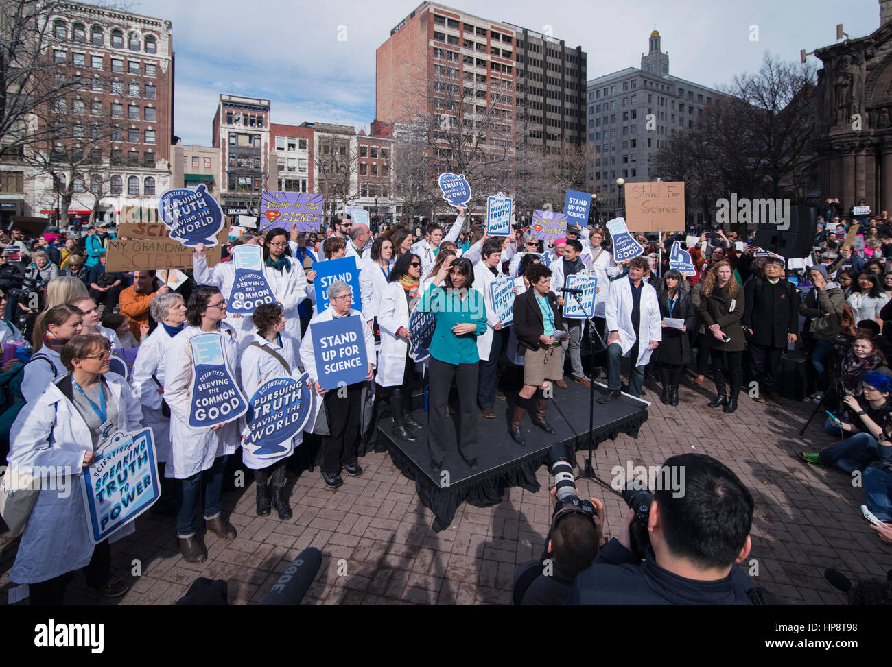 Boston, Massachusetts, USA. 19. Februar 2017.  Mehr als 1.000 Wissenschaftler und Wissenschaft Fürsprecher in Copley Square in Zentral-Boston während der Rallye "Stand Up For Science" versammelt. Bildnachweis: Chuck Nacke/Alamy Live-Nachrichten Stockfoto