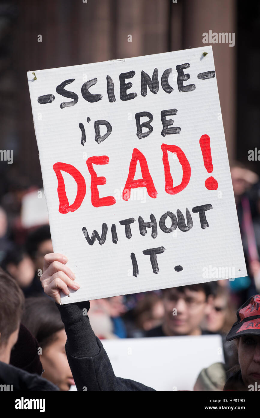 Boston, Massachusetts, USA. 19. Februar 2017.  Mehr als 1.000 Wissenschaftler und Wissenschaft Fürsprecher in Copley Square in Zentral-Boston während der Rallye "Stand Up For Science" versammelt. Bildnachweis: Chuck Nacke/Alamy Live-Nachrichten Stockfoto