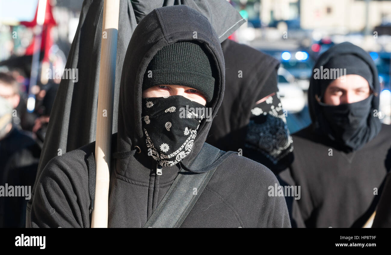 Worcester, Massachusetts, USA. 19. Februar 2017. Ein maskierter Anarchist marschiert, Chandler St in Worcester. Anarchisten gesungen und Thretened in den Weg. Schließlich wurden insgesamt 7 verschiedenen zivilen Ungehorsams angeklagt verhaftet. Bildnachweis: Jim Marabello / Alamy Live News Stockfoto