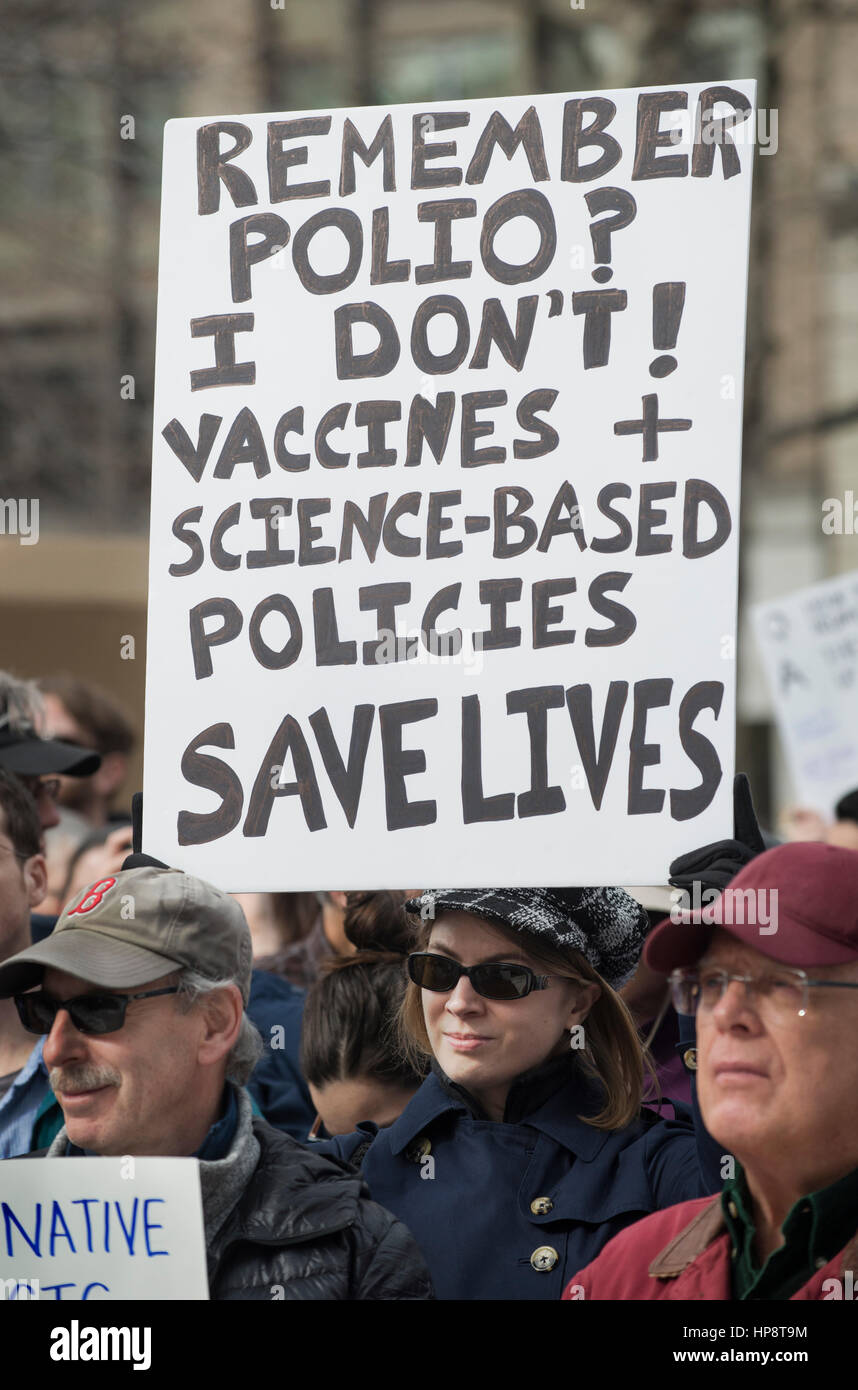 Boston, Massachusetts, USA. 19. Februar 2017.  Mehr als 1.000 Wissenschaftler und Wissenschaft Fürsprecher in Copley Square in Zentral-Boston während der Rallye "Stand Up For Science" versammelt. Bildnachweis: Chuck Nacke/Alamy Live-Nachrichten Stockfoto