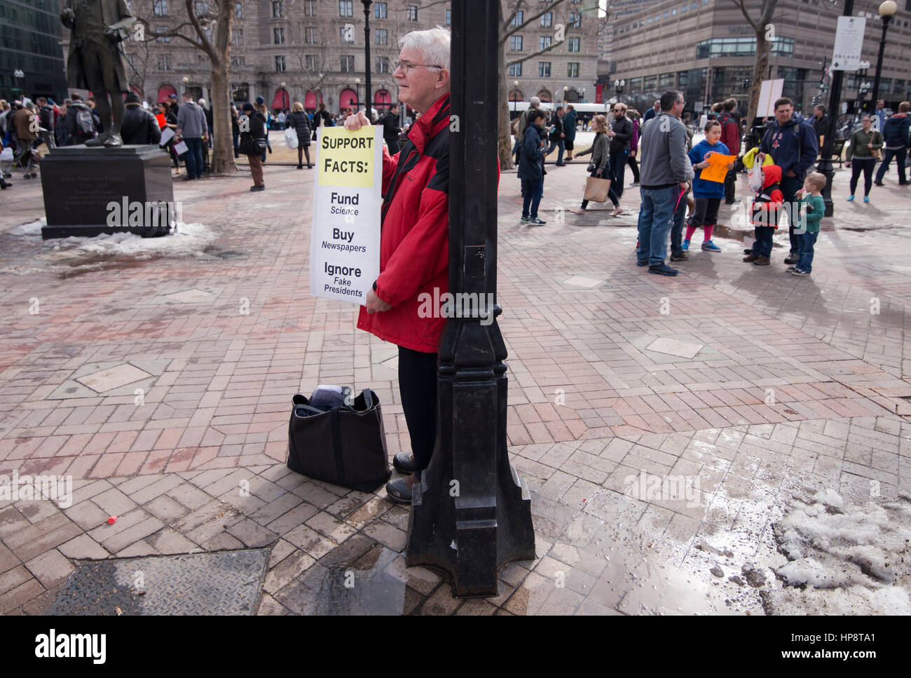 Boston, Massachusetts, USA. 19. Februar 2017.  Mehr als 1.000 Wissenschaftler und Wissenschaft Fürsprecher in Copley Square in Zentral-Boston während der Rallye "Stand Up For Science" versammelt. Bildnachweis: Chuck Nacke/Alamy Live-Nachrichten Stockfoto
