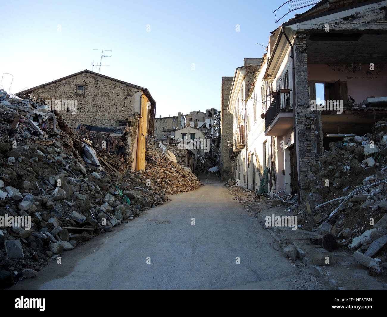 Accumoli, Italien. 16. Februar 2017. Ansicht der zerstörten Gebäude in der Gemeinde Accumoli, Italien, 16. Februar 2017. Die Region ist von mehreren Erdbeben seit 24. August 2016 getroffen worden. Bildnachweis: Dpa/Alamy Live-Nachrichten Stockfoto