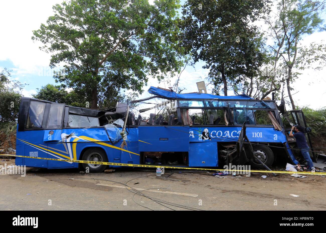 Rizal, Philippinen. 20. Februar 2017. Das Wrack eines Busses ist nach einem Unfall in der Rizal-Provinz, den Philippinen, 20. Februar 2017 gesehen. Mindestens 14 Studenten wurden getötet und 20 weitere wurden verletzt am Montag wenn sie im fuhren Bus rammte in eine elektrische Post in Zentral-Philippinen, die Polizei hat gesagt. Bildnachweis: Stringer/Xinhua/Alamy Live-Nachrichten Stockfoto