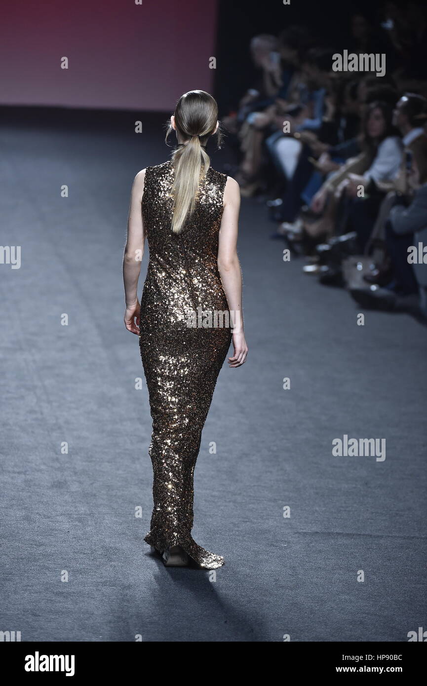 Ein Modell trägt an Kollektion Landebahn eine Kreation aus der 2. Haut Co. während Pasarela Cibeles - Mercedes-Benz Fashion Woche Madrid 2017 in Madrid am Montag 20 Uhr Februar 2017. Stockfoto