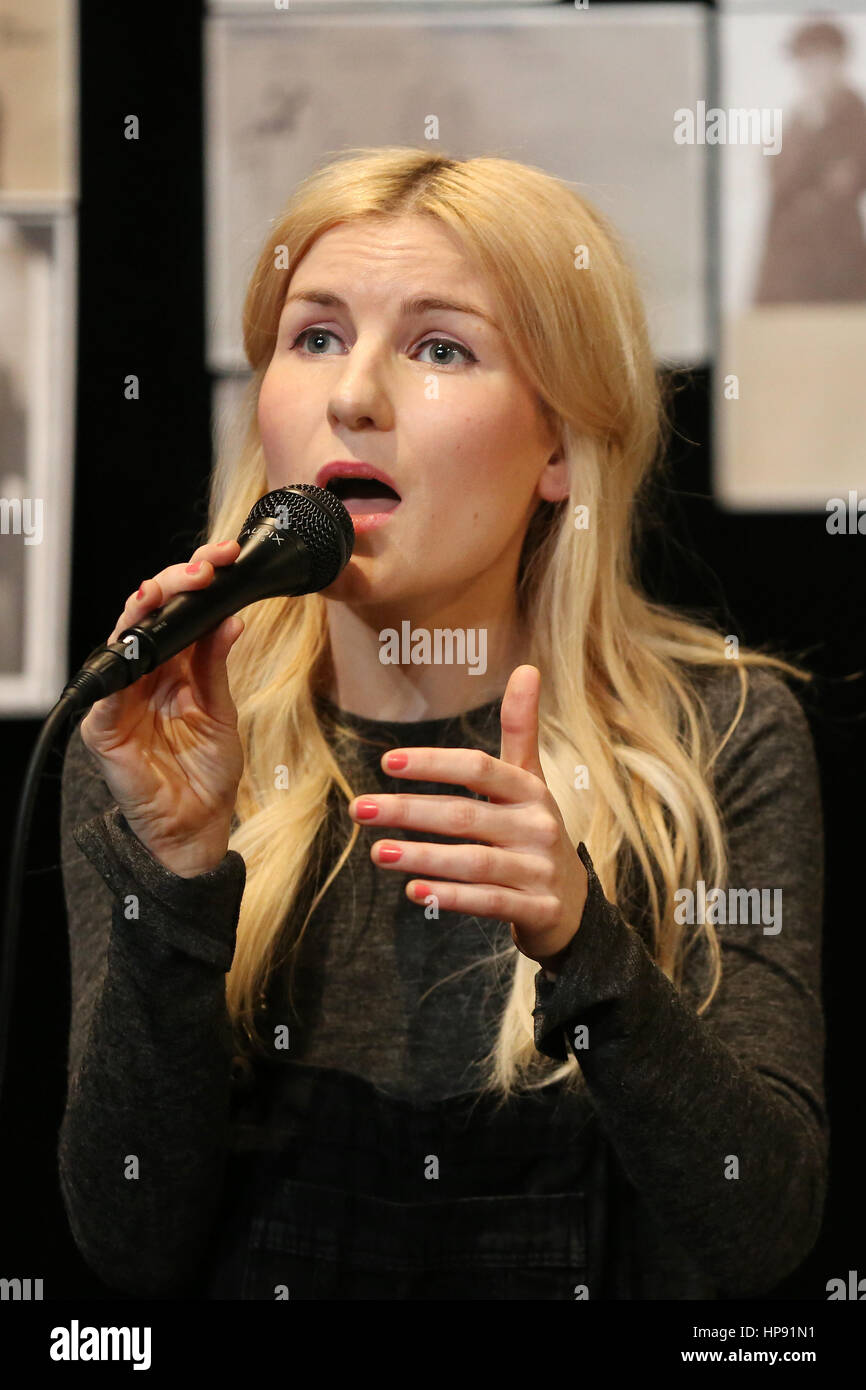 Leipzig, Deutschland. 20. Februar 2017. Der Musiker Laura Hempel singt während einer ersten Probe für das Stück "Juller" in der Theater der Jungen Welt in Leipzig, Deutschland, 20. Februar 2017. Das Stück ist in Erinnerung an die Diskriminierung und Verfolgung während des Nationalsozialismus jüdische Fußballer erlitt geschrieben. Julius Hirsch "Juller" spielte für die deutsche Nationalmannschaft sieben Mal bevor er deportiert und in Auschwitz ermordet wurde. Das Theaterstück wird auf Tournee ab Oktober nach seiner Premiere auf der 8. April 2017 gehen. Foto: Jan Woitas/Dpa-Zentralbild/Dpa/Alamy Live News Stockfoto