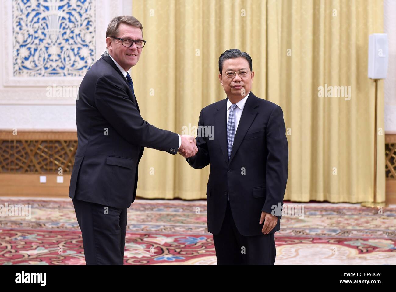 Peking, China. 20. Februar 2017. Zhao Leji (R), Mitglied des Politbüros des Zentralkomitees der kommunistischen Partei von China (CPC) und Leiter der Organisationsabteilung CPC Central Committee trifft sich mit einer finnischen Zentrumspartei Delegation der ehemalige finnische Ministerpräsident Matti Vanhanen in Peking, Hauptstadt von China, 20. Februar 2017. Bildnachweis: Zhang Duo/Xinhua/Alamy Live-Nachrichten Stockfoto