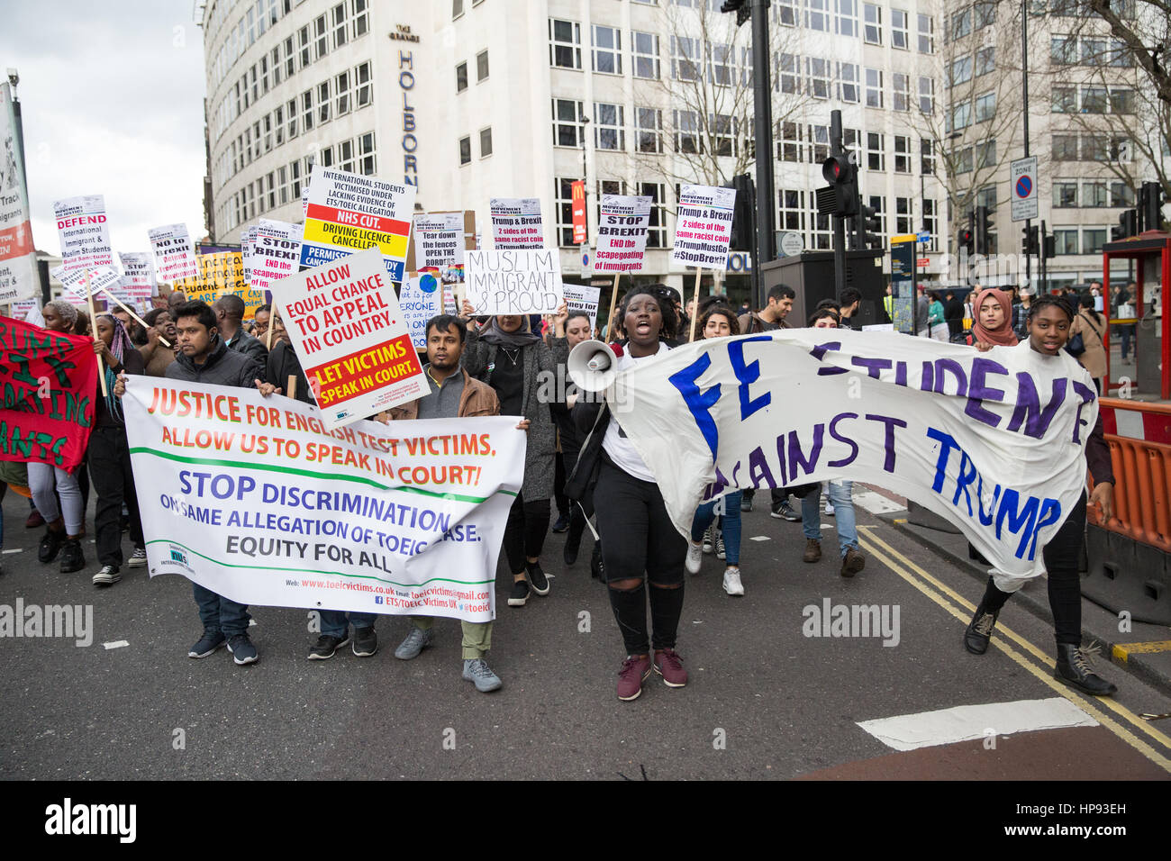 London, UK. 20. Februar 2017. Studenten teilnehmen antirassistische Aktivisten aus Gruppen einschließlich der Bewegung für Gerechtigkeit, durch Central London für einen Tag ohne uns und der UN-Welttag der sozialen Gerechtigkeit, den Beitrag von Migrant/innen in das Vereinigte Königreich zu feiern und zu zeigen, ihren Widerstand gegen die Politik von Präsident Trump zu marschieren. Bildnachweis: Mark Kerrison/Alamy Live-Nachrichten Stockfoto