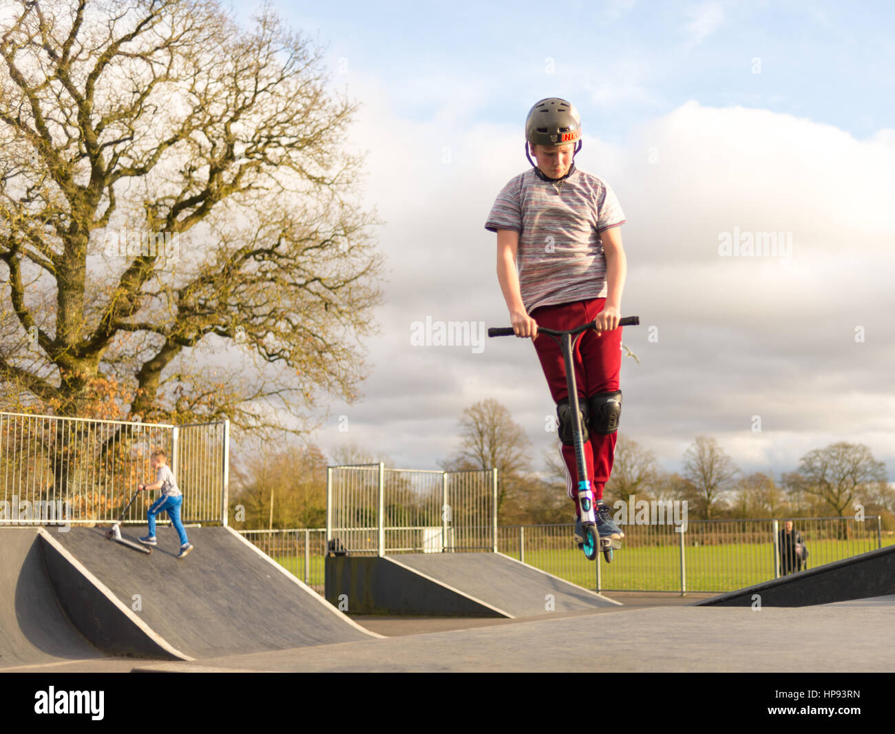 Junge auf roller im skatepark -Fotos und -Bildmaterial in hoher Auflösung –  Alamy