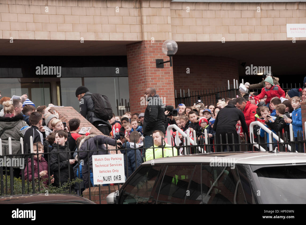 Stadion der Light,Sunderland,UK.20th Februar 2017.Sunderland Fußballer, John O'Shea und Joleon Lescott Autogramme für die Fans vor den offenen Training heute. David Dixon/Alamy Live-Nachrichten Stockfoto