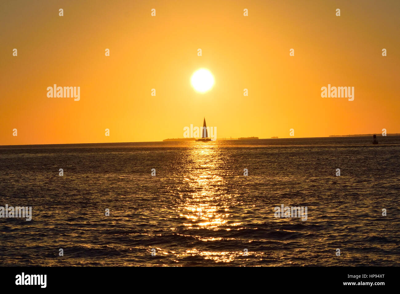 Segelboote vor einem schönen Sonnenuntergang auf Key West. Malory Square entnommen Stockfoto