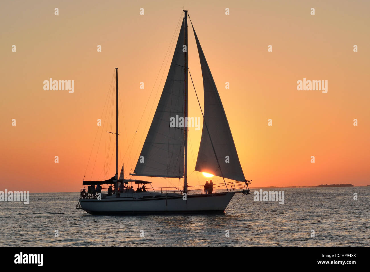Segelboote vor einem schönen Sonnenuntergang auf Key West. Malory Square entnommen Stockfoto