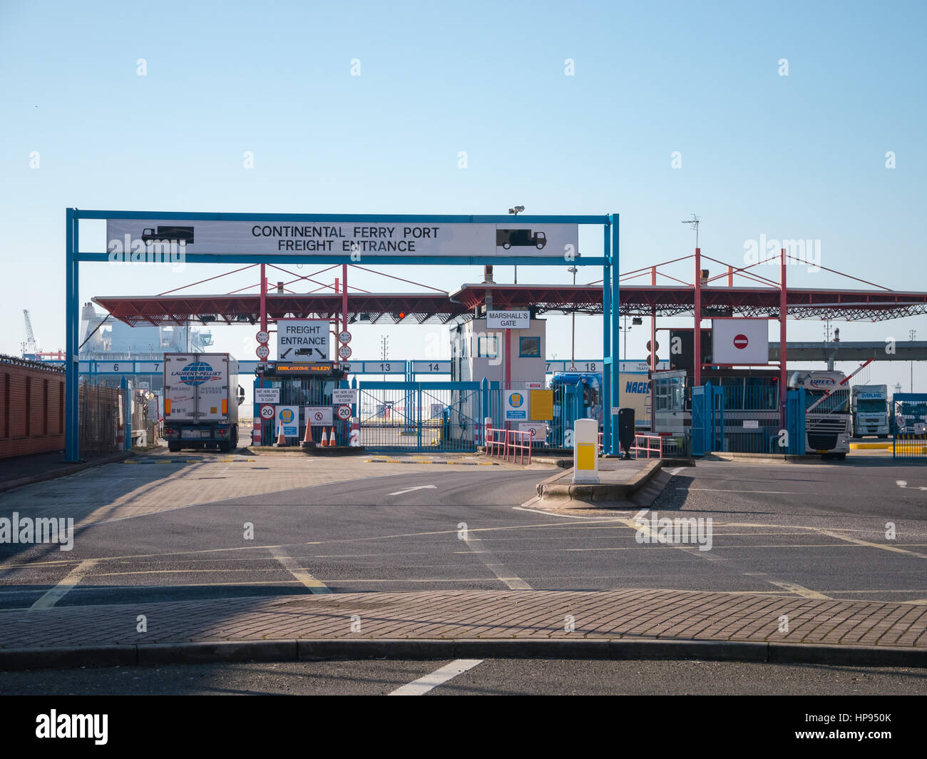Der Eingang zum kommerziellen Fährhafen Portsmouth Stockfoto