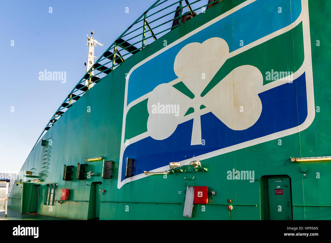 Irish Ferries-Logo auf den Trichter des Auto Fähre Ulysses, die größte Autofähre der Welt. Stockfoto