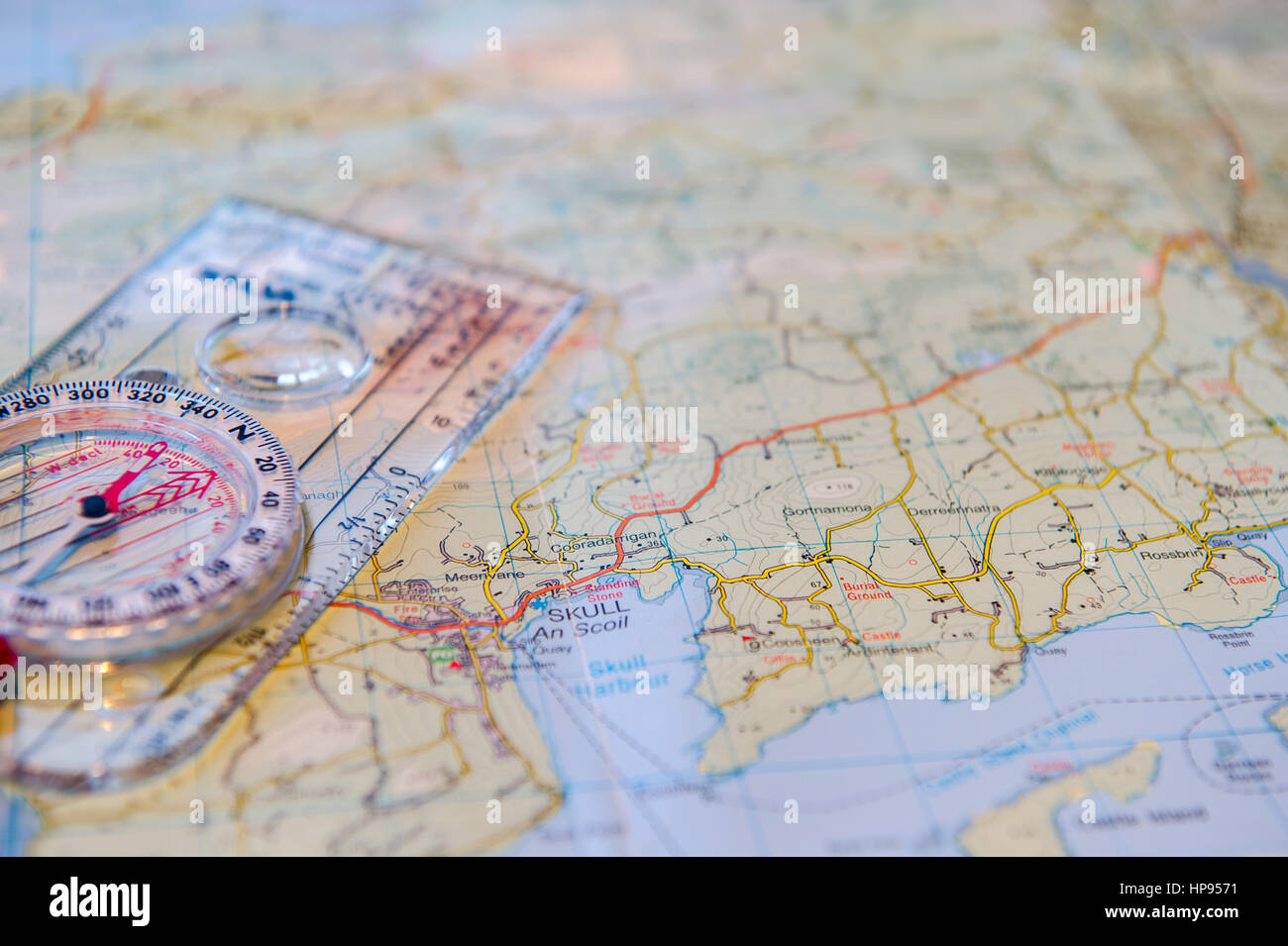 Silva Kompass liegt auf einer Karte von Irland. Stockfoto