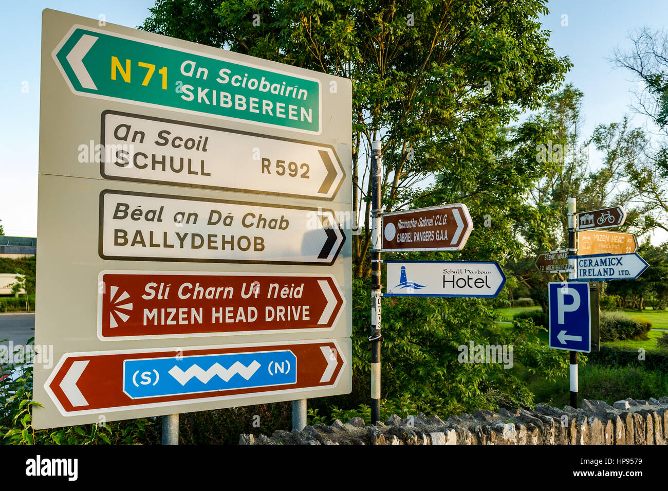 Verschiedene Zeichen und gerichtete Beiträge in Ballydehob, West Cork, Irland. Stockfoto