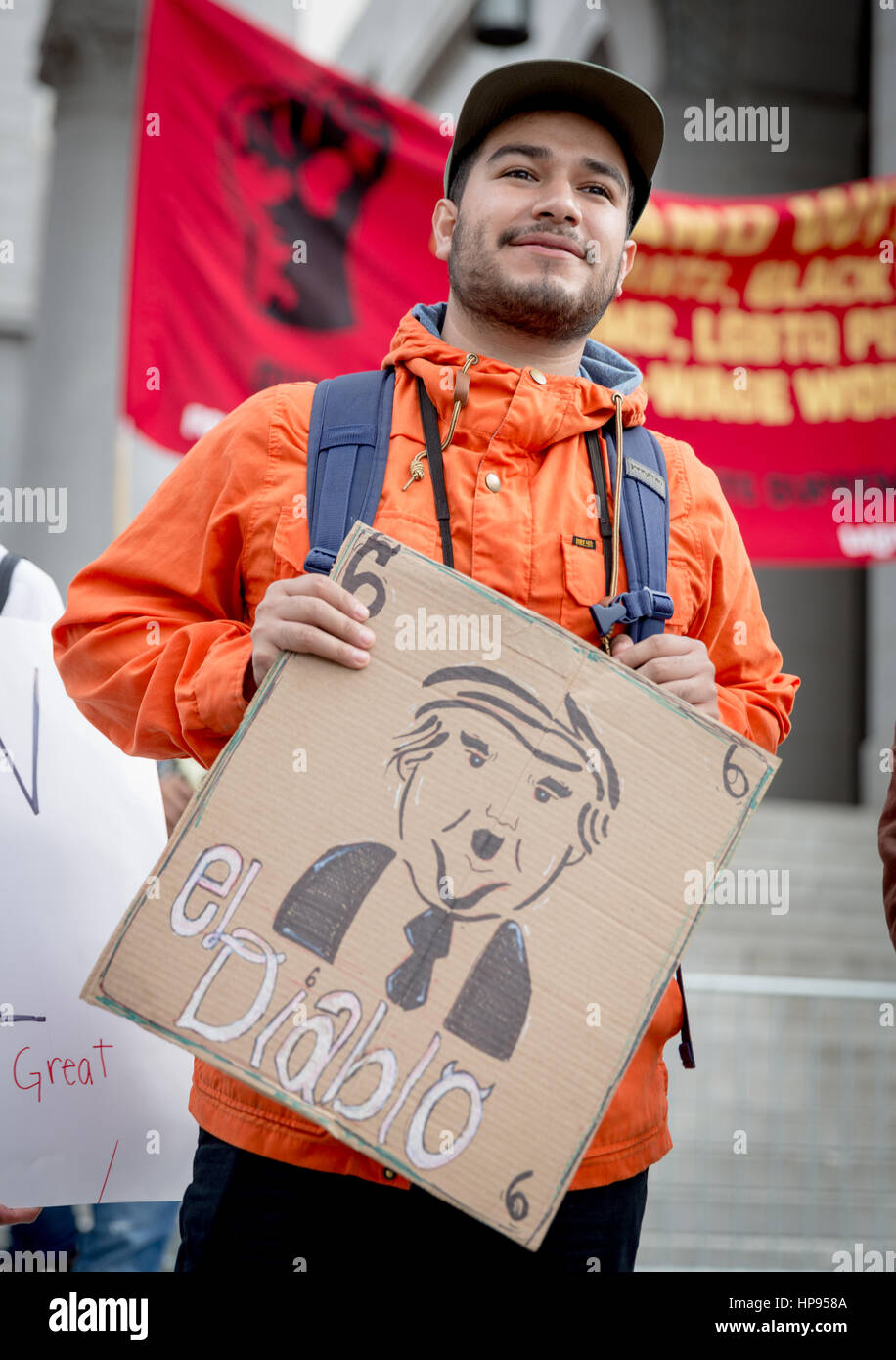 Protetser Einwanderer Rechte Rallye mit Schild mit Präsident Trump-Karikatur mit dem Titel "El Diablo" im Rathaus, Los Angeles, Kalifornien. Stockfoto