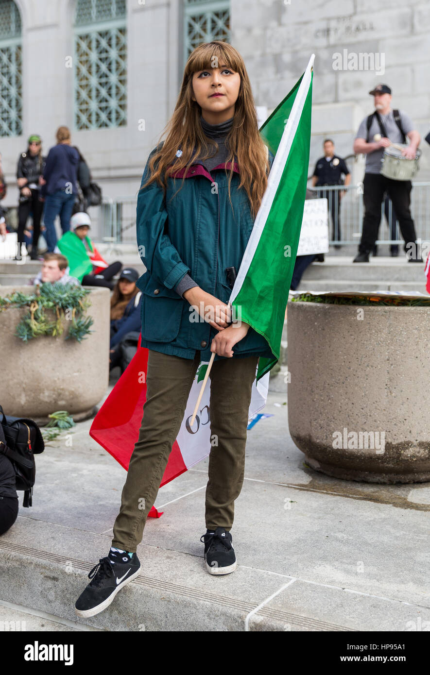 Demonstrant mit mexikanischen Flagge bei der Einwanderungsbehörde Rechte Kundgebung, City Hall, Los Angeles, Kalifornien. Stockfoto