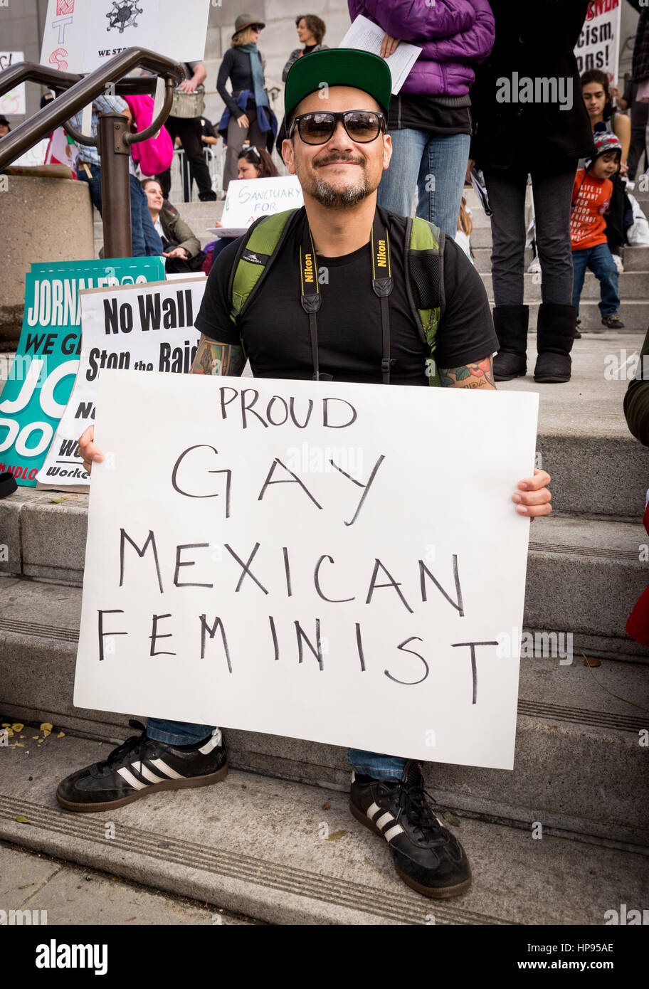 Immigrant Rechte Demonstranten mit Schild mit der Aufschrift "Stolz Gay mexikanischen Feministin," im Rathaus, Los Angeles, Kalifornien. Stockfoto