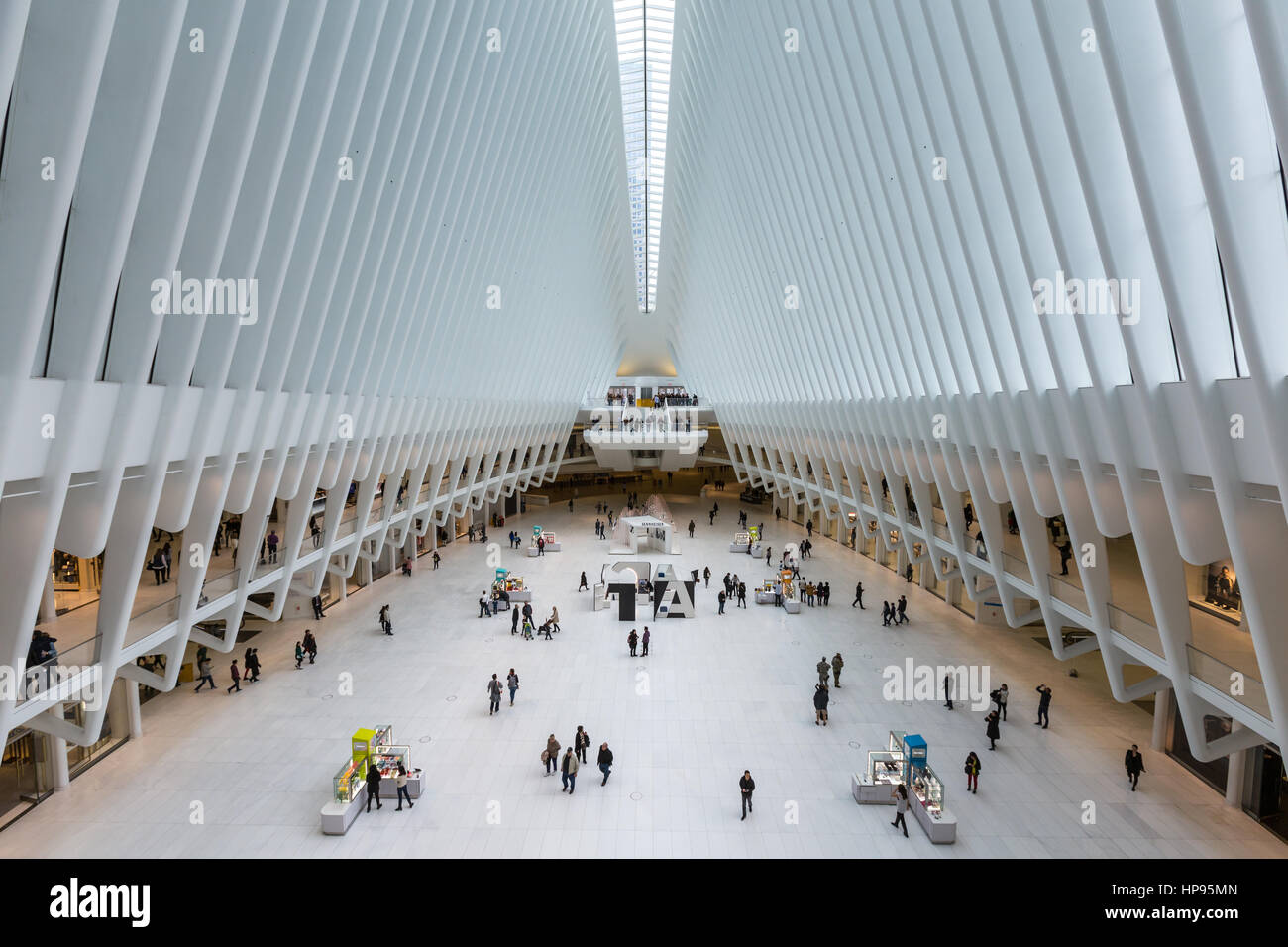 Shopping-Fans und Touristen genießen den Blick ins Innere der Oculus und Geschäfte im Einkaufszentrum Westfield World Trade Center in New York City. Stockfoto