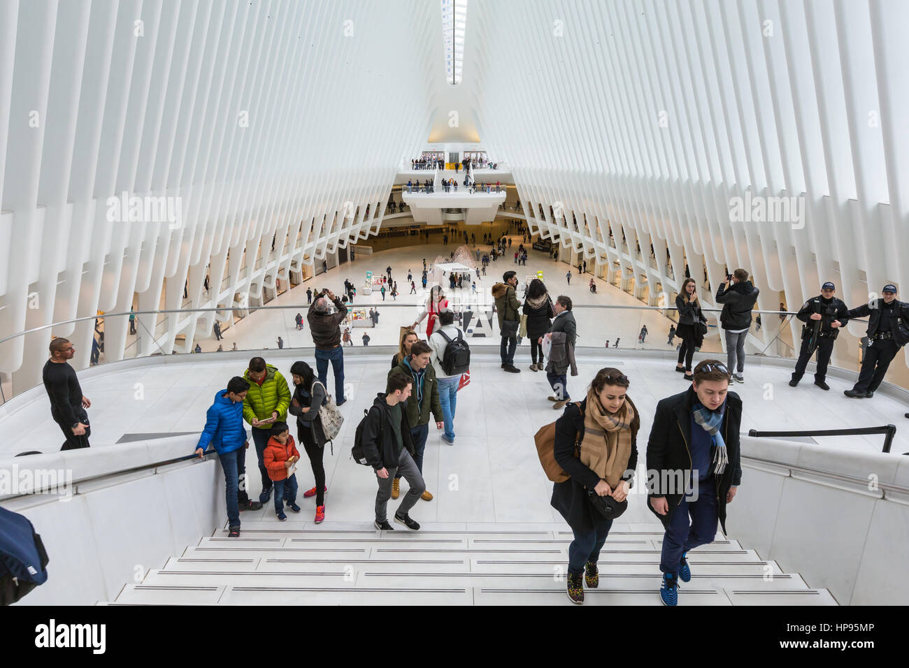 Die Ansicht von einem Erdgeschoss Eingang Oculus World Trade Center Transportation Hub in New York City. Stockfoto