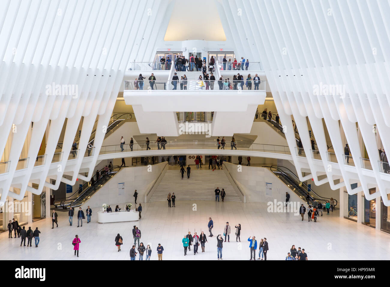 Die Ansicht von einem Erdgeschoss Eingang Oculus World Trade Center Transportation Hub in New York City. Stockfoto