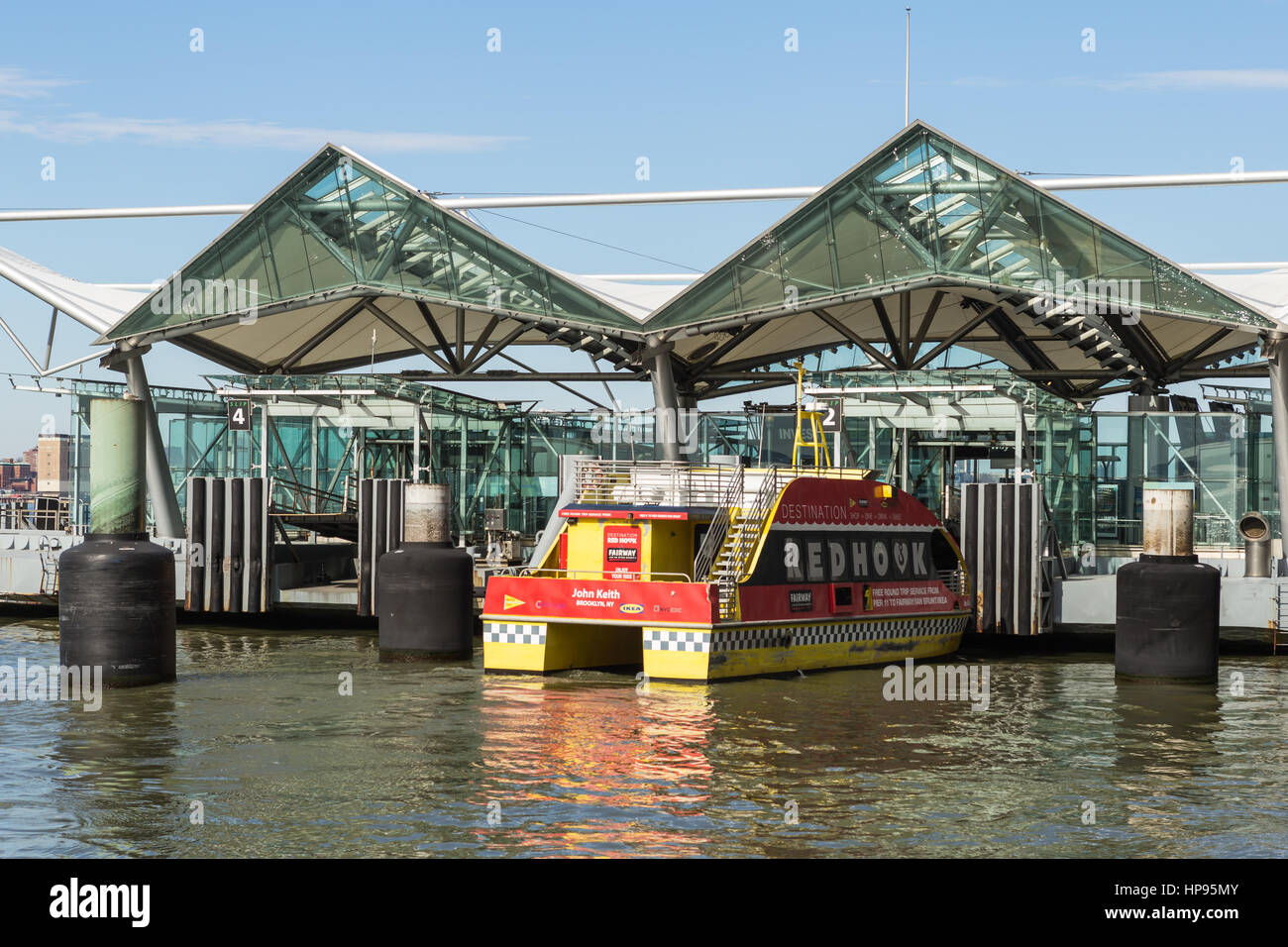 NY Waterway Fähre erwartet Abkehr von der World Financial Center Ferry Terminal in New York City. Stockfoto
