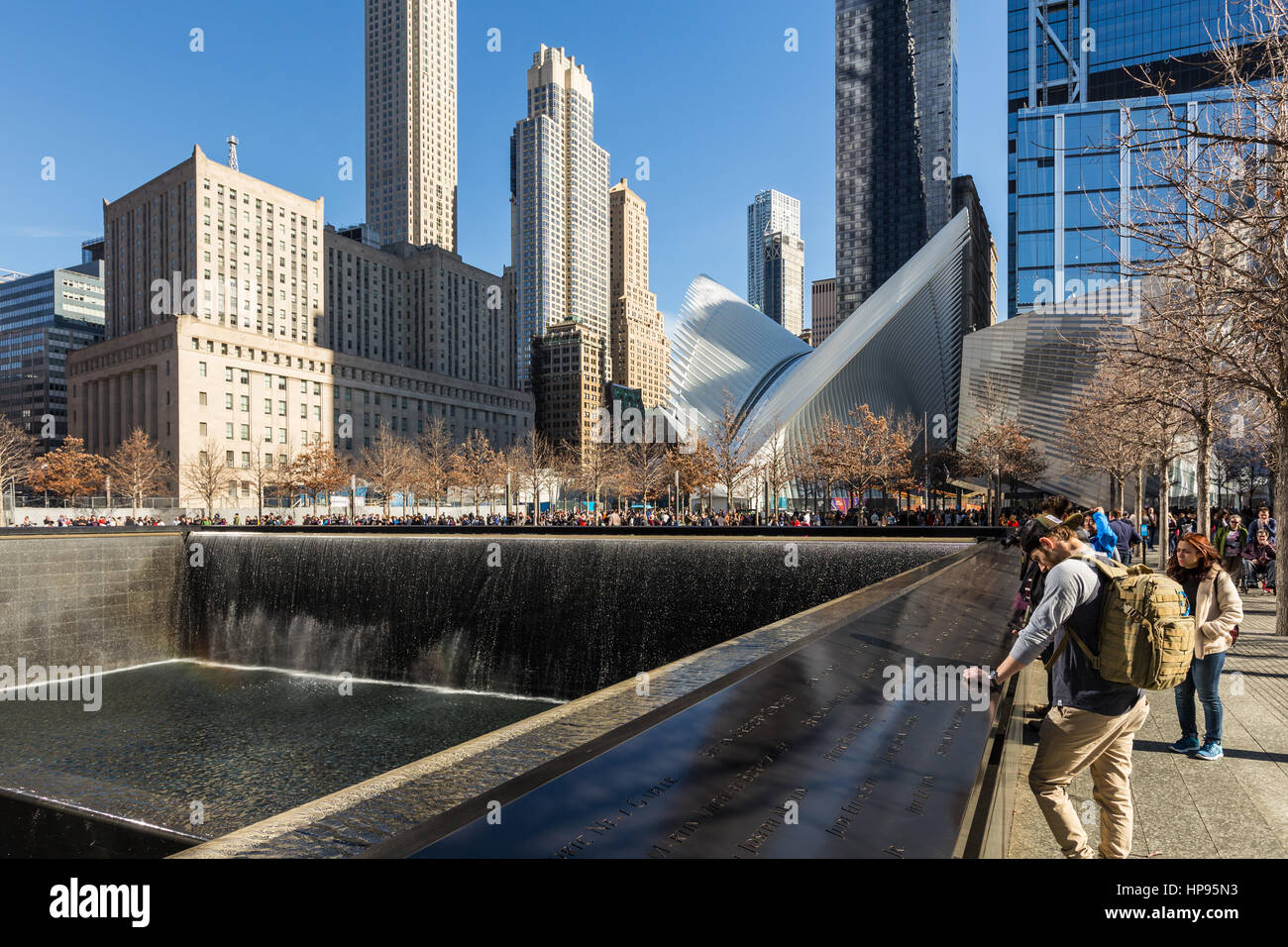 Die Nord-Pool von National September 11 Memorial mit Oculus World Trade Center Transportation Hub in New York City im Hintergrund. Stockfoto