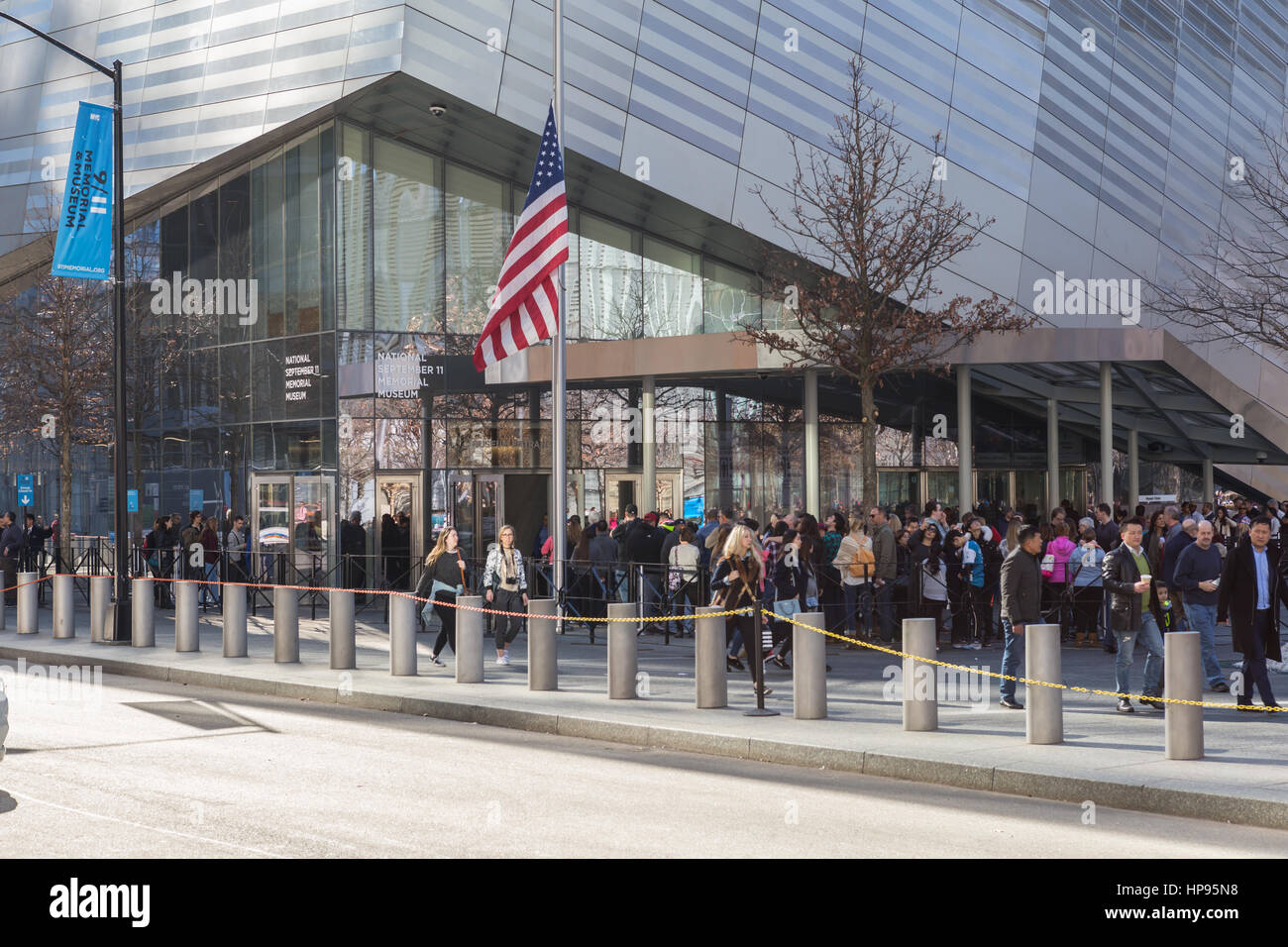 Menschen warten in der Schlange geben das National September 11 Memorialmuseum in New York City. Stockfoto