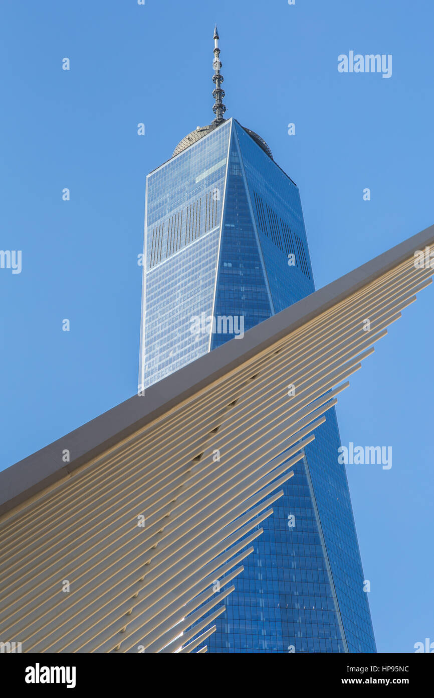 Die gerippten Flügel des Oculus World Trade Center Transportation Hub Kontrast mit One World Trade Center (Freedom Tower) in New York City. Stockfoto