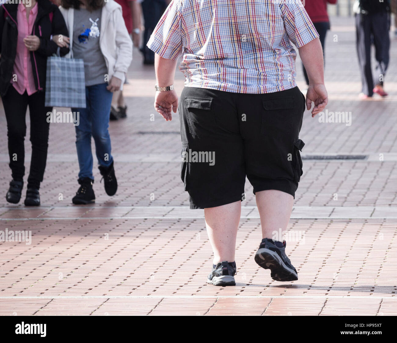 Heckansicht des übergewichtigen männlichen Touristen. Stockfoto