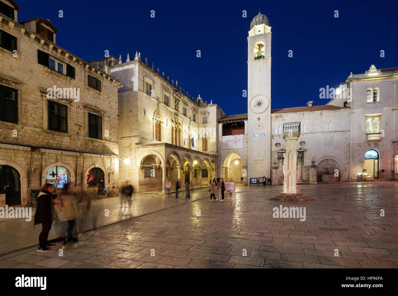 Der Glockenturm und Orlando Säule, Luza Square, Stradun (Placa), am frühen Abend, Dubrovnik, Kroatien. Stockfoto