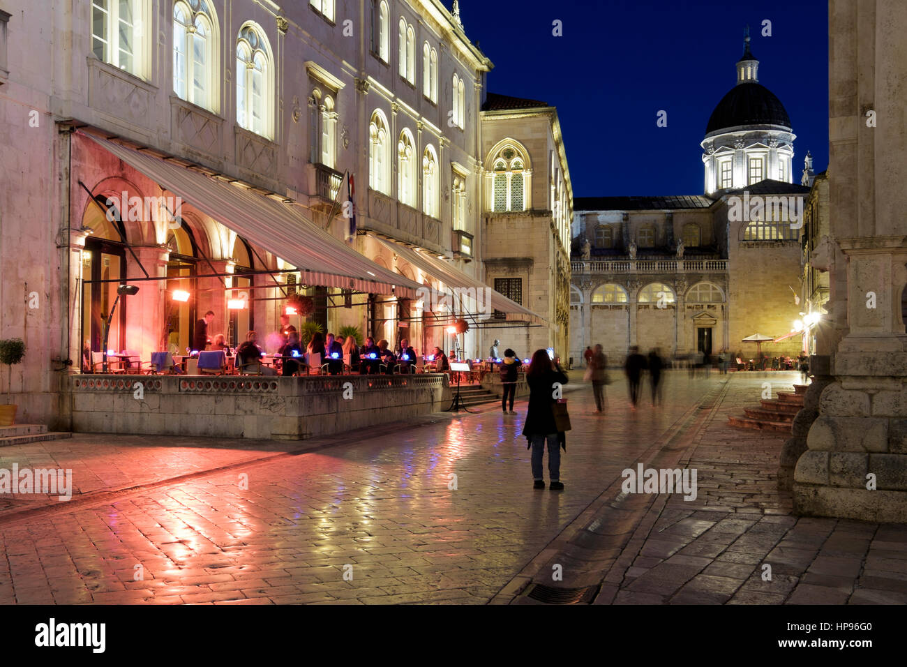 Personen im Freien speisen in der Nähe der Kathedrale, Stradum (Placa), am frühen Abend, Dubrovnik, Kroatien Stockfoto