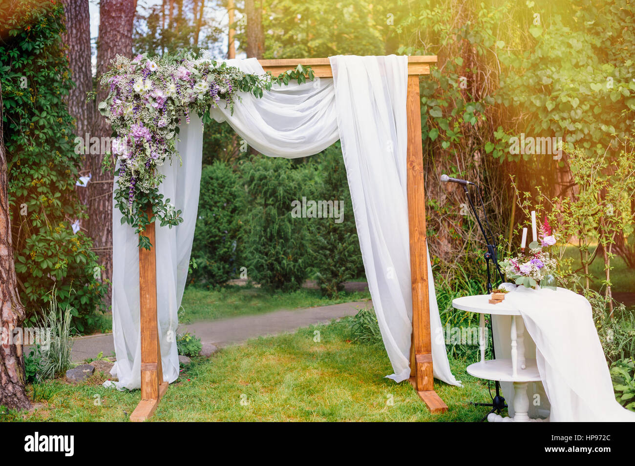 Hochzeit Bogen im Stil der rustikalen Kiefer Sommerpark Stockfoto