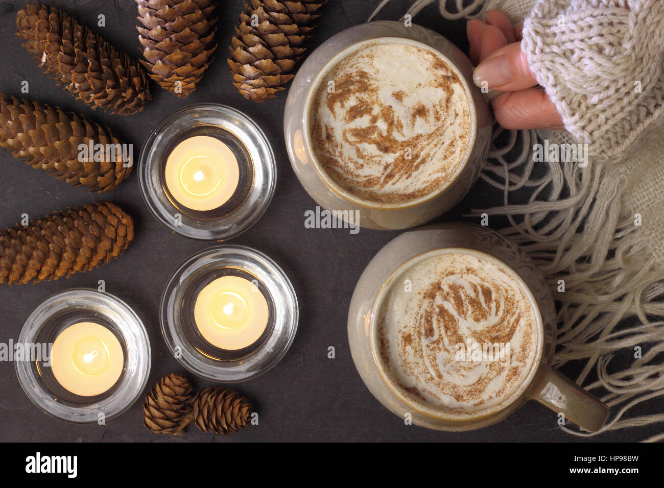 Gemütliches Conept... Hygge. Tassen cremiger Mokka (Kaffee und Schokolade) serviert auf Schiefer in einem gemütlichen englischen Zuhause Stockfoto