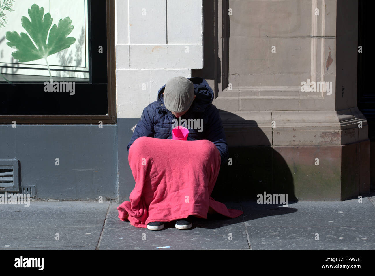 junger Mann betteln auf Glasgow Straße Architektur Bettler betteln um Geld gebaut Struktur Freizeitkleidung Farbe Vorderansicht voller Länge GLASGOW CITY ich Stockfoto