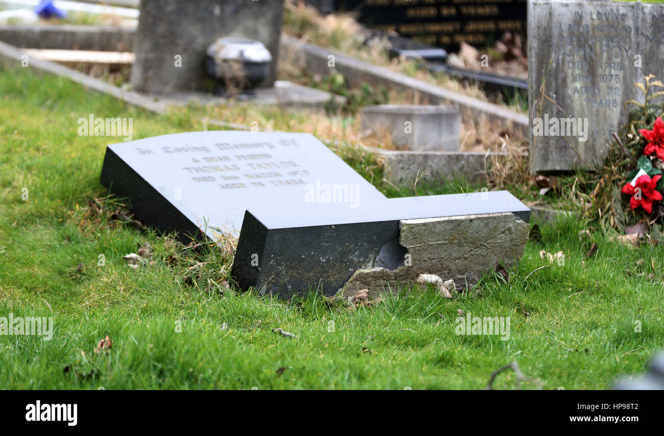 Einige der Gräber, in Hebburn Cemetery in South Tyneside verwüstet worden. Stockfoto