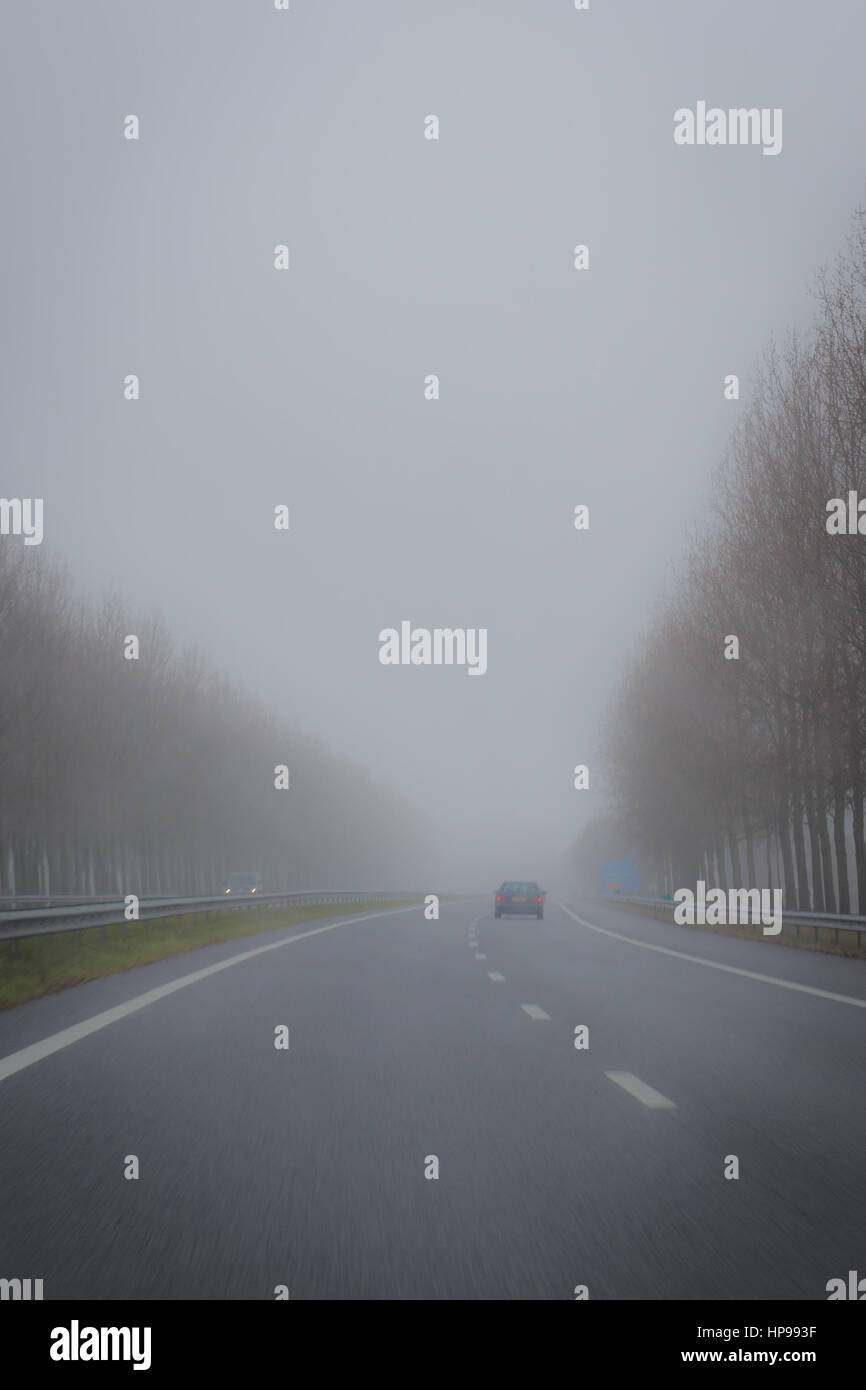 Fahrt ins Ungewisse im Nebel Stockfoto