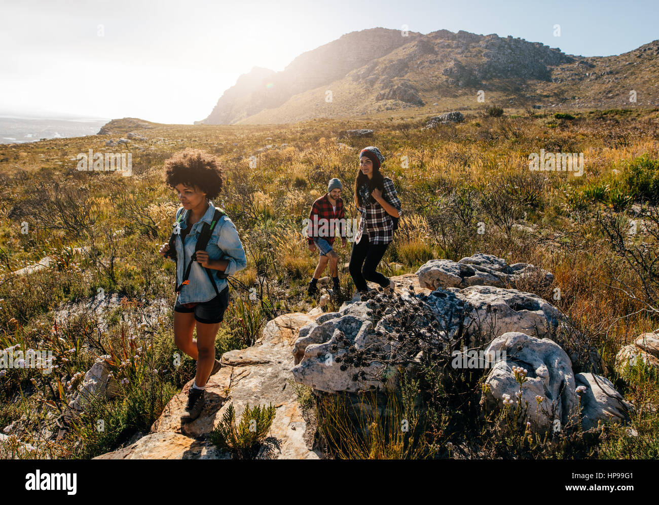 Gruppe von Wanderern auf einem Berg. Junge Menschen auf Bergtour. Stockfoto